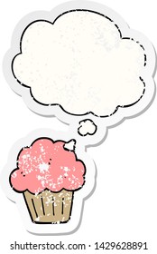 muffin de dibujos animados con burbuja de pensamientos como pegatina gastada angustiada