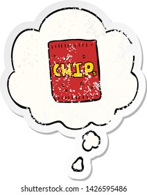 paquete de dibujos animados de chips con burbuja de pensamiento como pegatina gastada angustiada