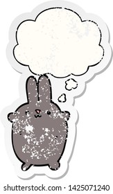 Cartoon-Kaninchen mit Denkblase als bedrückter abgenutzter Aufkleber