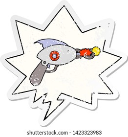pistola de rayos de caricatura con burbuja de habla angustiada pegatina vieja