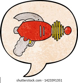 Cartoon-Ray-Gewehr mit Sprachblase im Retro-Stil