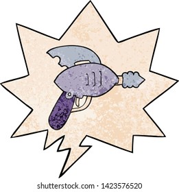 pistola de rayos de dibujos animados con burbuja de habla en estilo de textura retro