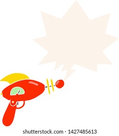 Cartoon-Ray-Gewehr mit Sprachblase im Retro-Stil