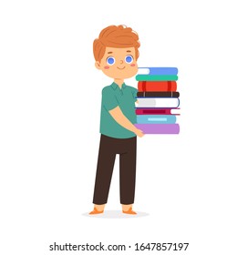 Caricatura leyendo a un niño parado con un libro en sus manos. Joven europeo sonriente que ama leer libros, disfruta de la literatura y estudia. Pequeño alumno inteligente, aislado de fondo blanco. Ilustración del vector