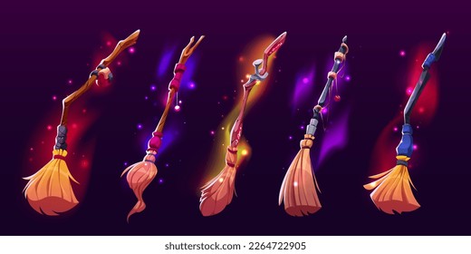 Conjunto de dibujos animados de escobas de brujas aisladas en un fondo oscuro. Ilustración vectorial del transporte de vuelo mágico con mango de madera brillante con colores de neón, chispas. Accesorio de brujería. Elemento de Halloween