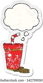 taza de refresco de caricatura con burbuja de pensamiento como pegatina gastada angustiada