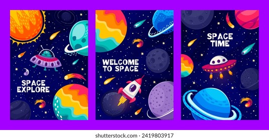 Carteles de paisajes espaciales de dibujos animados con carácter extraterrestre vector, cohete y OVNI sobre fondo de galaxia estrellada. Nave espacial y platillo volador en el espacio exterior con planetas de fantasía, cometas de bomberos, estrellas, asteroides