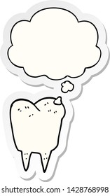 diente de caricatura con burbuja de pensamiento como pegatina impresa