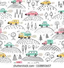 Fundo de transporte de desenhos animados para crianças. Padrão sem emenda de vetor com doodle Toy Cars e natureza com colinas e árvores