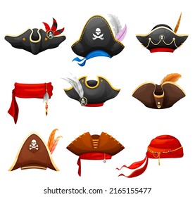 Cartoon Tricorn, Bandana und Piratencocktail Set. Korsair, Bokkaner, Piraten, Filibuster-Hüte. Vektorkopfbekleidung für Karneval, Kapitän und Segelkappen mit Federn und Glockenrogern, roten Schals