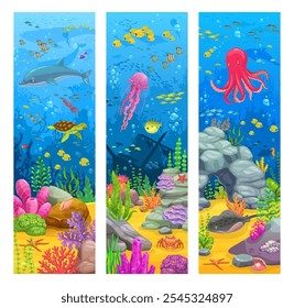 Desenhos animados paisagem de jogo subaquático com peixes do mar e animais do oceano, fundo vetorial. Paisagem de jogo submarino infantil com golfinho engraçado, polvo e água-viva em recife de coral com barco de navio afundado