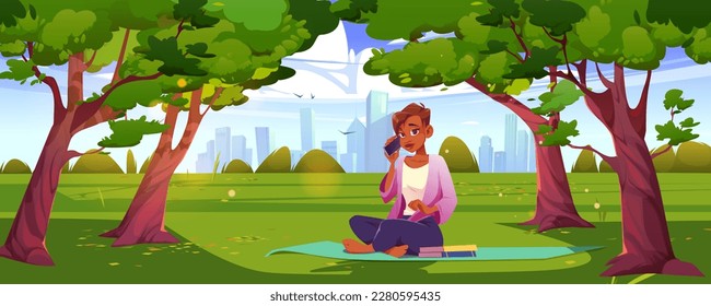 Caricatura de fondo vectorial con una chica sentada en un parque en una alfombra de yoga y hablando en un smartphone. Ilustración del paisaje urbano de verano al aire libre. Las mujeres se esconden de la ciudad en la naturaleza para trabajar a distancia con el teléfono.