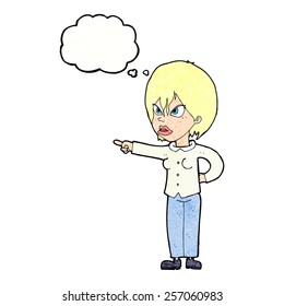 mujer caricaturista acusando con burbuja de pensamiento