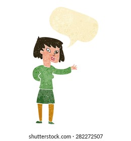 mujer de dibujos animados explicando con burbuja de habla