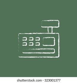 Máquina registradora de efectivo dibujada a mano en tiza sobre un icono blanco vector de pizarra aislado en un fondo verde.