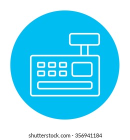 Icono de línea de máquina de registro de efectivo para web, móviles e infografías. Icono de blanco vector en el círculo azul claro aislado en fondo blanco.