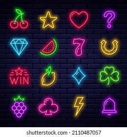 Iconos de casino para máquina tragaperras. Juego de iconos brillantes de los juegos de neón. Carteles de casino y de juego, frutas e íconos de casino en línea para la barra de máquinas tragaperras. Vector