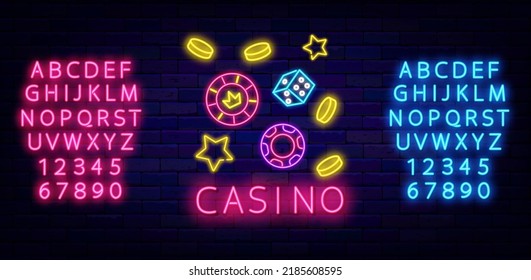 Casino Neon Text mit fallenden Chips und Geld. Das hellblaue und rosafarbene Alphabet. Typografisches Zeichen. Glücksspiel-Werbevorlage. Jackpot-Konzept. Glühender Flyer. Helles Logo. Vektorgrafik