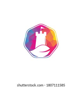 Combinación de logotipo de castillo y hoja. Torre y símbolo o icono ecológico. El logo de Nature Castle diseña el vector conceptual.