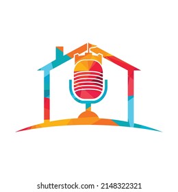 Diseño del logo del vector del podcast del castillo. Fortaleza con diseño de iconos vectoriales de micrófono.	