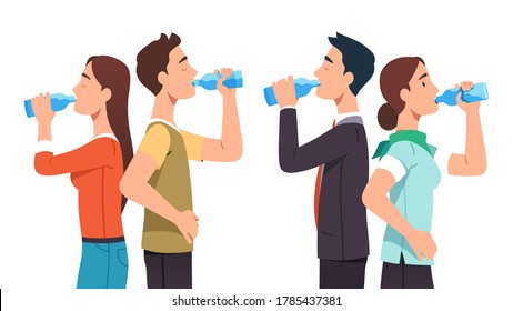 Parejas caseras y de negocios de hombres y mujeres de pie y bebiendo agua pura de botellas de vidrio. La gente sedienta se relaja y bebe bebidas hidratadas. Interrupción de la hidratación. Ilustración vectorial plana