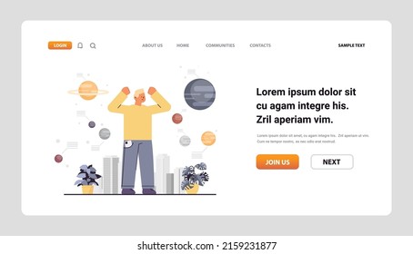flüchtiger Mensch, der auf das Astronomiekonzept für Sonnensysteme blickt, horizontaler Kopienraum mit voller Länge