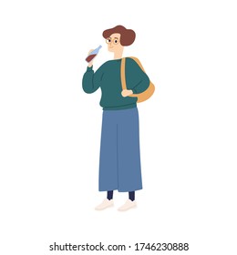 Mujer estudiante casual con mochila bebiendo refresco de bebida vectorial ilustración plana. Hembra colorida en gafas con líquido refrescante en el frasco aislado en blanco. Chica alegre con refresco