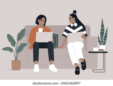Charla de trabajo casual, colegas que colaboran en un sofá en la oficina moderna, dos profesionales comprometidos en una discusión relajada con los ordenadores portátiles en un sofá cómodo