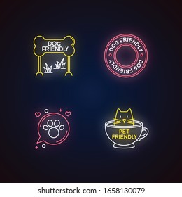 Katzen- und Hundefreundliche Bereiche kennzeichnen Neonlichtsymbole. Vierbeinige Freunde erlaubten Territorien. Der Empfang ist sehr freundlich. Zeichen mit äußerer Glühwirkung. Vektorillustration einzeln auf RGB-Farbillustrationen