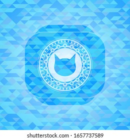 icono de la cara de gato dentro de un emblema azul cielo realista.Fondo de mosaico