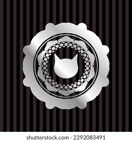icono de la cara del gato dentro del emblema plateado brillante. 