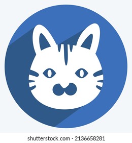 Icono de la cara del gato en un estilo de sombra largo y a la moda aislado en un fondo azul suave