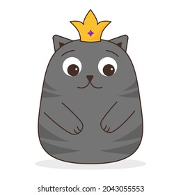 Gato gris lindo rayado en una corona dorada con una piedra preciosa se sienta y sonríe. Un gatito doméstico simpático con una corona real. Baner con gatito para decorar una gran cantidad de tiendas. Ilustración del vector