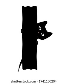 Die Katze versteckt sich hinter einem Baum