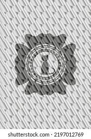 icono del gato dentro del emblema del color plateado. Patrón de escalas. Ilustración vectorial. Detallado. 