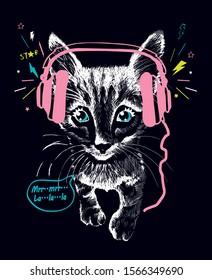 El gato gatito escrito a mano escuchando música con auriculares en la ilustración vectorial de fondo negro para niñas pantalones t