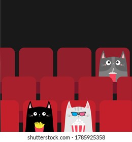 Gato ambientado en el cine comiendo palomitas de maíz, papas fritas, refrescos. Personaje de dibujos animados. Programa de cine. Gatito espectador viendo una película con gafas 3D. Salón de asientos rojos. Fondo oscuro. Vector de diseño plano