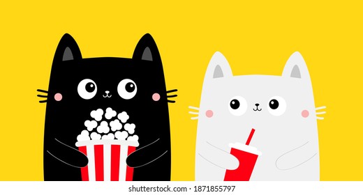 Katzensatz. Popcorn, Natronglas. Cute Cartoon lustigen Charakter. Schwarz-Weiß-Kätzchen. Kino-Theater. Filmshow. Kätzchen, die sich einen Film ansehen. Kinder drucken für Notebook-Cover. Gelber Hintergrund. Flaches Design. Vektorgrafik