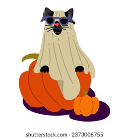 Un gato con una sábana y gafas en Halloween está sentado en una calabaza. Cute gato negro con gafas azules con murciélagos. Disfraz gracioso. Ilustración vectorial plana sobre blanco. Disfraz para un gato con gafas