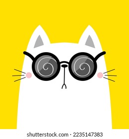 Katze, die eine runde Sonnenbrille trägt. Hypnotische Spiralmuster. Magische Linsen. Cute Cartoon kawaii lustigen Charakter. Kätzchen in Brillen. Gelber Hintergrund. Flaches Design, Vektorgrafik