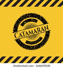 Emblema negro de grunge catamarán dentro del signo de advertencia amarillo. Ilustración vectorial. Detallado.