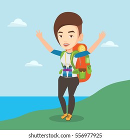 Mochileiro caucasiano com mochila e binóculos de pé no penhasco e comemorando o sucesso. Feliz mochileiro com mãos levantadas desfrutando do cenário. Ilustração de design plano vetorial. Layout quadrado