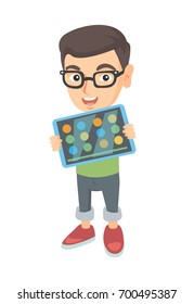 Niño caucásico jugando al juego en una tablet. Niño mostrando una tableta con un juego en una pantalla. Niño usando un tablet. Ilustración de dibujos vectores aislados en fondo blanco.