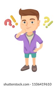 Kaukasischer Junge steht unter Fragezeichen und Ausrufezeichen. Pensive Jungen, die mit Fragen und Ausrufezeichen denken, stehen über dem Kopf. Vektorgrafik-Cartoon-Illustration einzeln auf weißem Hintergrund.