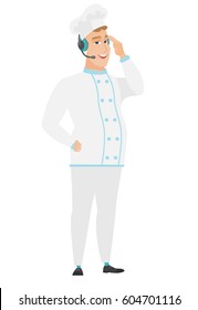 El chef caucásico cocina con auriculares con micrófono. Largo y largo de un joven cocinero con uniforme vestido con auriculares y hablando en el micrófono. Ilustración de diseño plana vectorial aislada en fondo blanco.