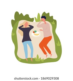 Una pareja caucásica tendida y hablando sobre la manta en el parque. Concepto de pasar el tiempo y relajarse en la naturaleza con sus seres queridos. Ilustración vectorial de dibujos animados planos