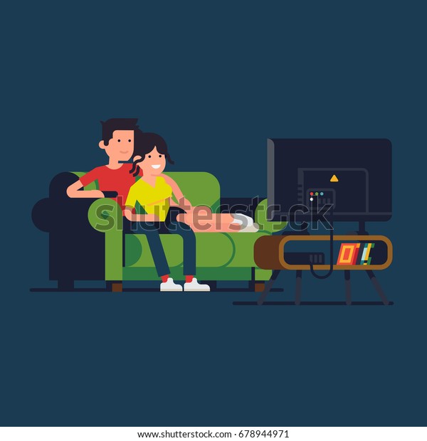 テレビを見ている白人夫婦 2人でソファーで楽しみながら お気に入りのテレビ番組を見る クールなベクターフラットデザインイラスト のベクター画像素材 ロイヤリティフリー