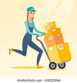 Kaukasischer Lieferpostmann mit Kartonboxen auf dem Trolleywagen. Postbote-Lieferwagen mit Pappschachteln. Zustellung von Postboten, die Pakete liefern. Vektorflache Design-Illustration. Quadratisches Layout.