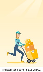 Cartel caucásico con cajas de cartón en el carro. Cartero de entrega empujando el carro con cajas de cartón. Cartero de entrega entregando paquetes. Ilustración de diseño plana vectorial. Diseño vertical