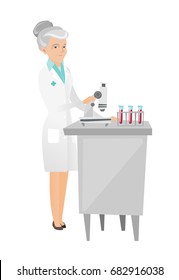 Kaukasischer Laborassistent, der mit einem Mikroskop arbeitet. Hochrangiger Wissenschaftler, der ein Mikroskop verwendet, um Blutproben in Teströhren zu analysieren. Vektorgrafik mit flachem Design, einzeln auf weißem Hintergrund.